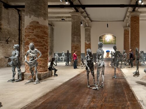 Bizzosa, folle, immaginifica: una Biennale di Venezia che stupisce