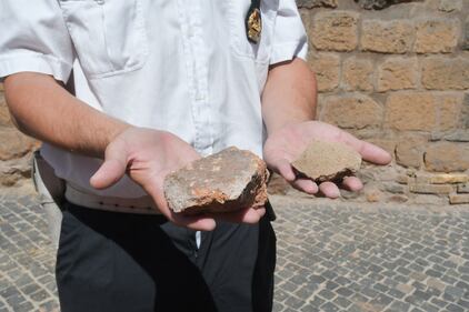 Roma, cadono frammenti di tufo dal Passetto 2
