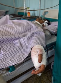 Kabul, attacco kamikaze al matrimonio: 63 morti e centinaia di feriti 2