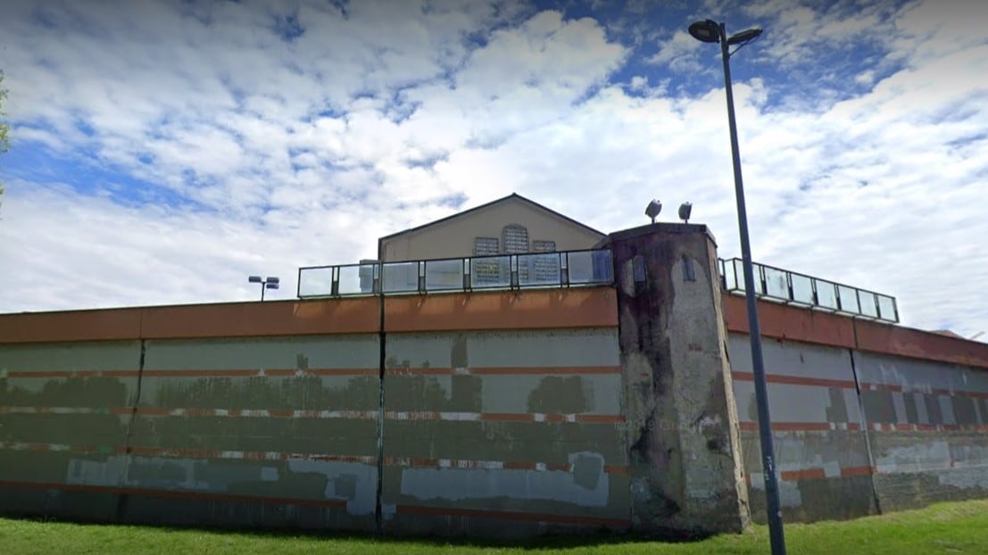 In carcere a 85 anni. Ma i giudici le sospendono la pena
