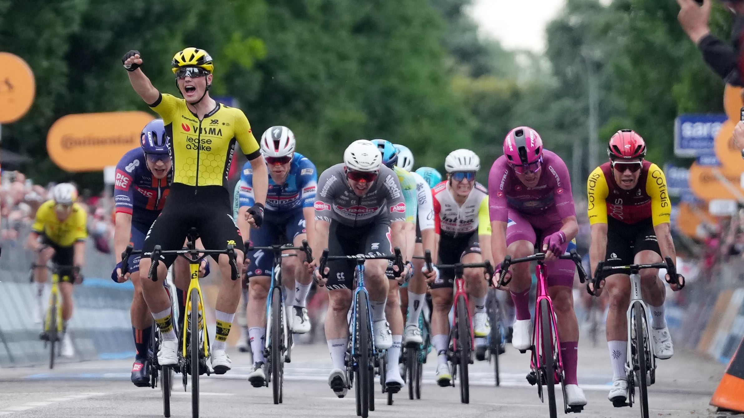 Giro d’Italia, Van Aert tira la volata a Kooij. Del Toro ancora in maglia rosa