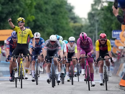 Giro d’Italia, Van Aert tira la volata a Kooij. Del Toro ancora in maglia rosa