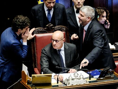 "Governati da inetti". Bagarre in Aula, le opposizioni cercano lo scontro