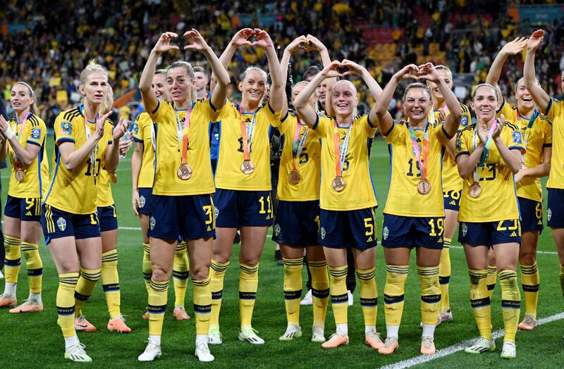 La Svezia festeggia dopo la premiazione (via Fifa)