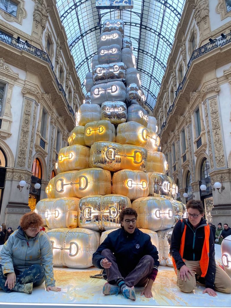 Ecovandali di Ultima generazione imbrattano l’albero di Gucci 6