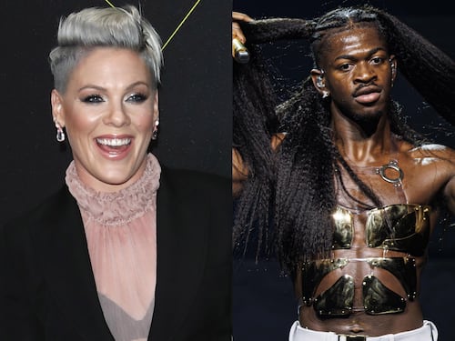 Harry Styles, Pink, Drake: perché è nata la moda di lanciare oggetti ai concerti