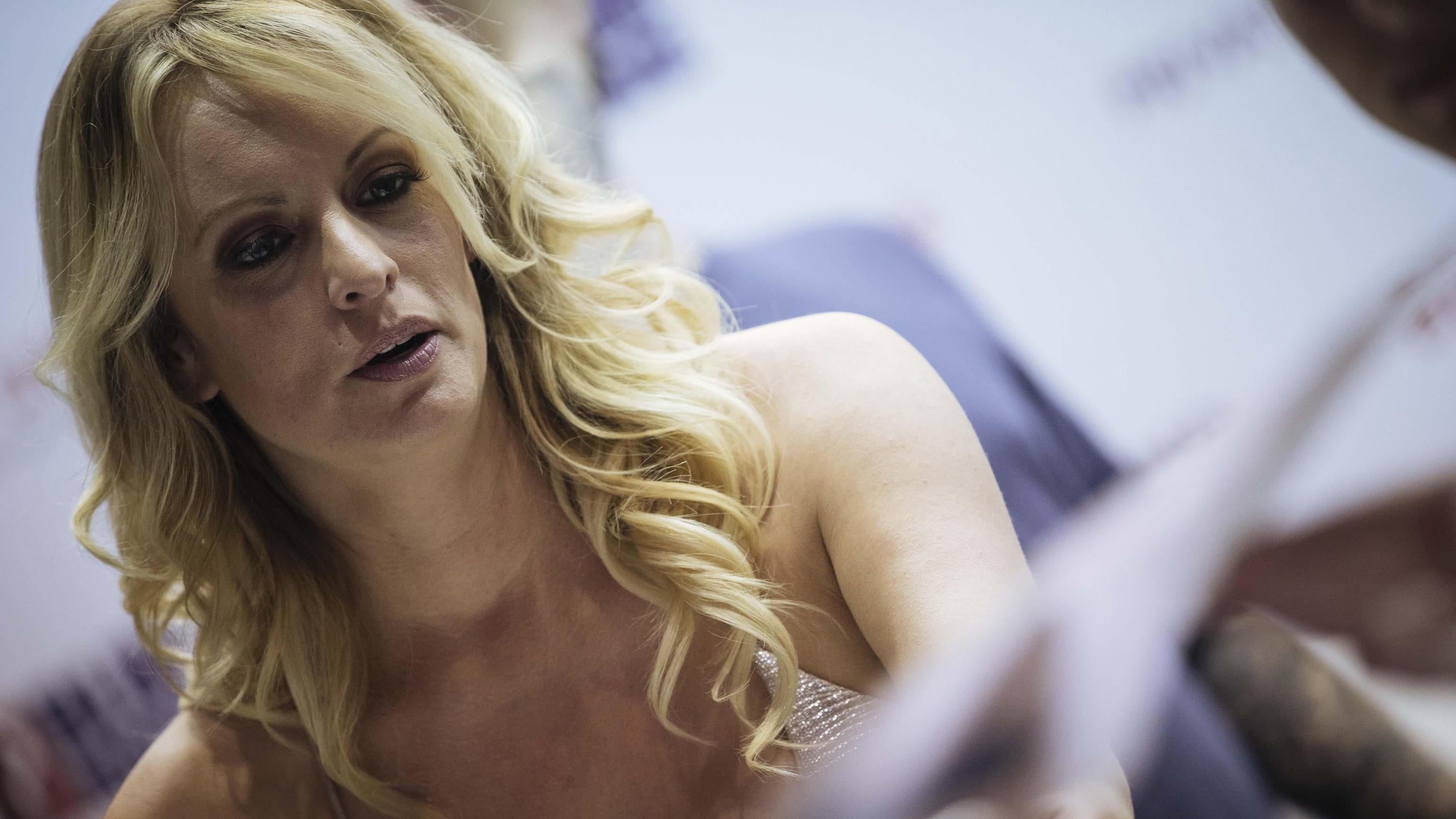 "Paghi 122 mila dollari". E Trump vince la causa contro Stormy Daniels