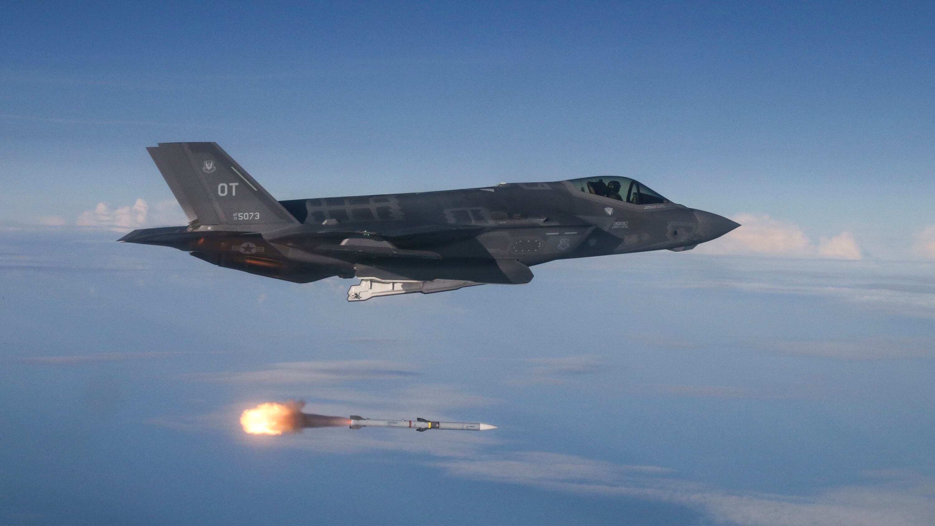 Il Pentagono sigla il più imponente ordine di missili AIM-120 AMRAAM mai effettuato