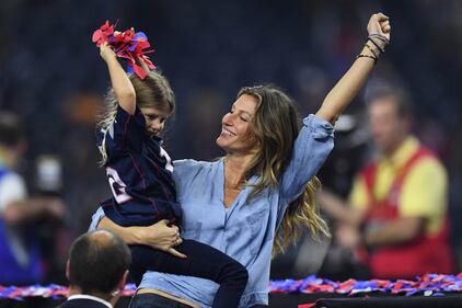 Tom Brady e Gisele Bündchen, il bacio dopo la vittoria del SuperBowl 8