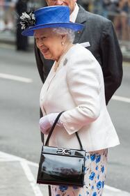 Tiare, guanti e cappellini: così si vestono i reali britannici 2