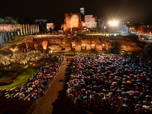 Via Crucis al Colosseo: siriani portano la croce