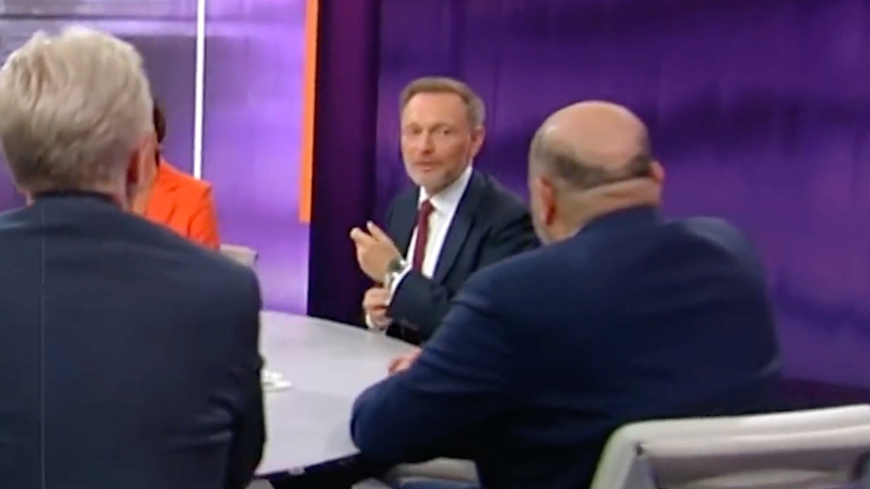 Lindner come Macron: mostra l'orologio di lusso in diretta tv. Scoppia la polemica