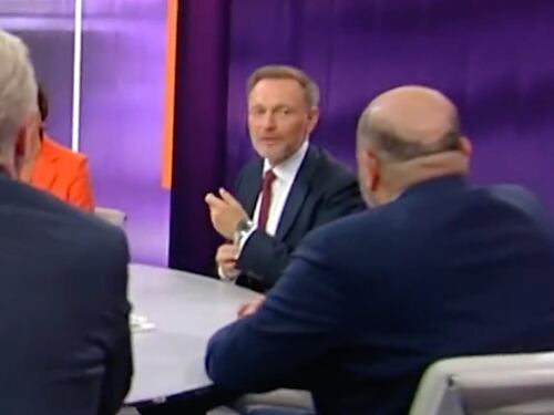 Lindner come Macron: mostra l'orologio di lusso in diretta tv. Scoppia la polemica
