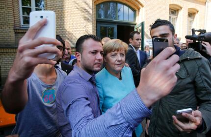 Berlino, i selfie della Merkel con gli immigrati 2