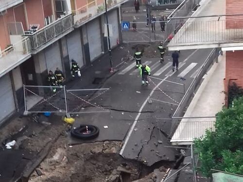 Enorme voragine a centro strada: tragedia sfiorata nella terza municipalità