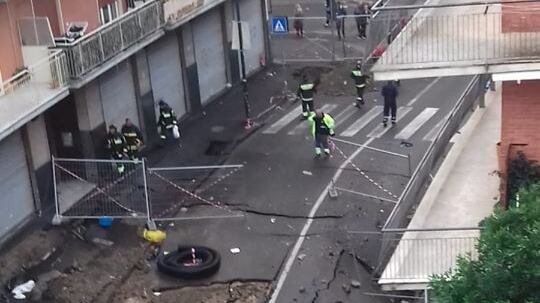Enorme voragine a centro strada: tragedia sfiorata nella terza municipalità