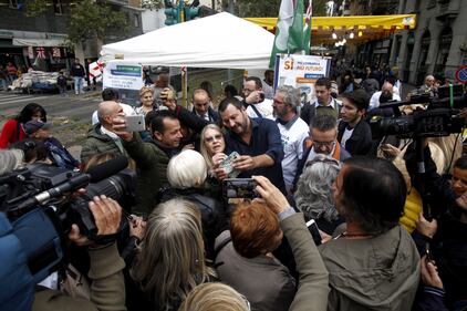 Milano, antagonisti attaccano Salvini 13