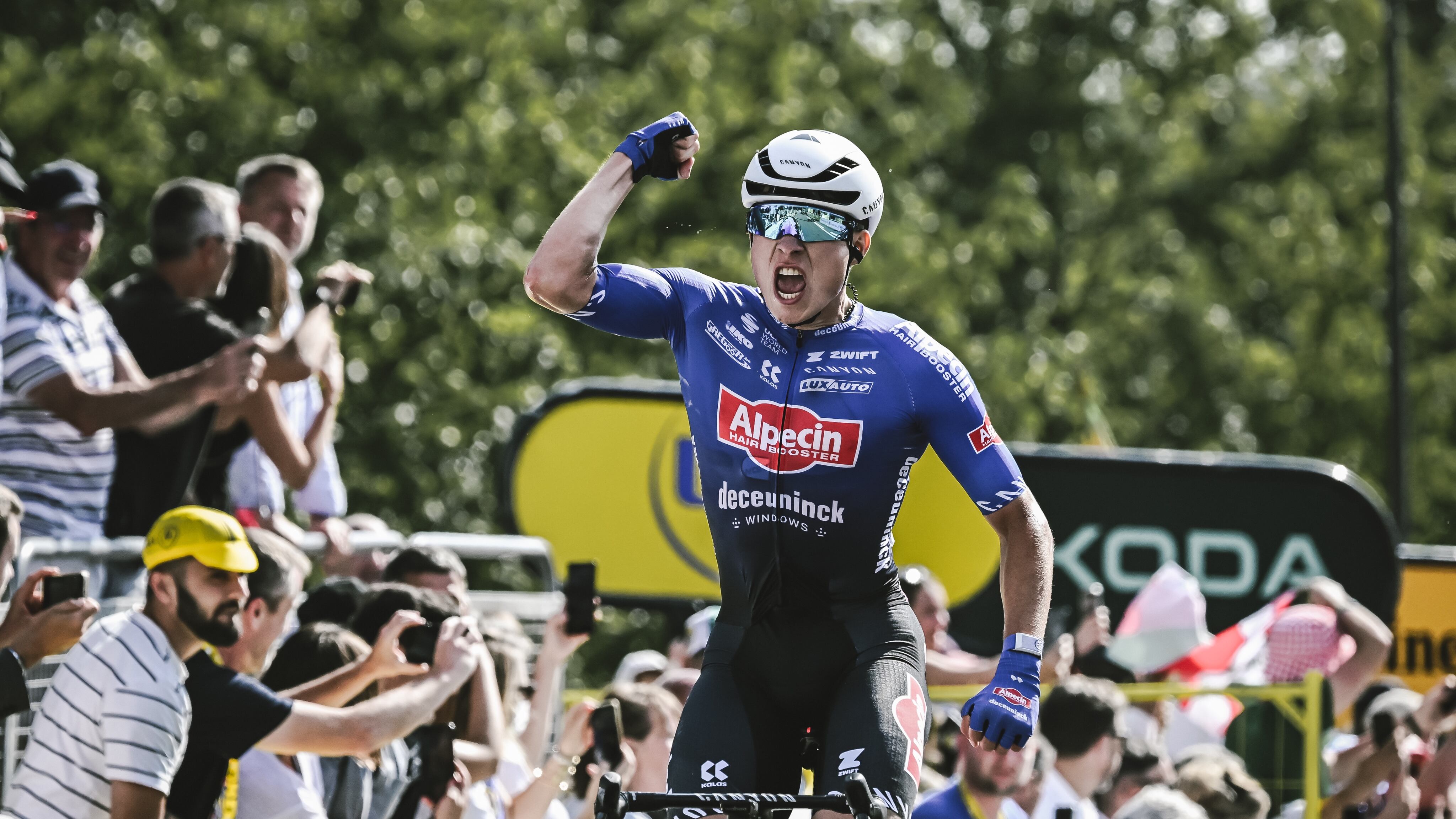 Tour de France, a Bayonne la volata va a Philipsen. Ancora battuto Van Aert