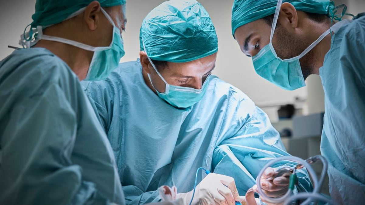 Nasconde il Coronavirus per l'intervento al naso, contagiati i medici