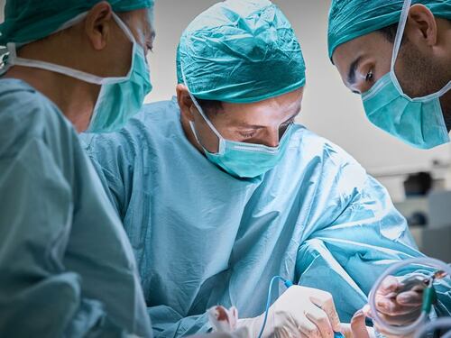 Nasconde il Coronavirus per l'intervento al naso, contagiati i medici