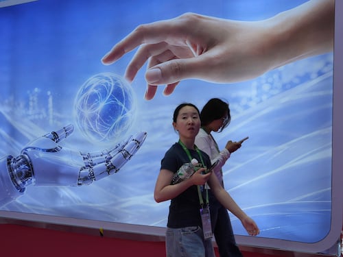 La Cina teme l’intelligenza artificiale: l’allarme dei servizi segreti su deepfake, spionaggio e guerra