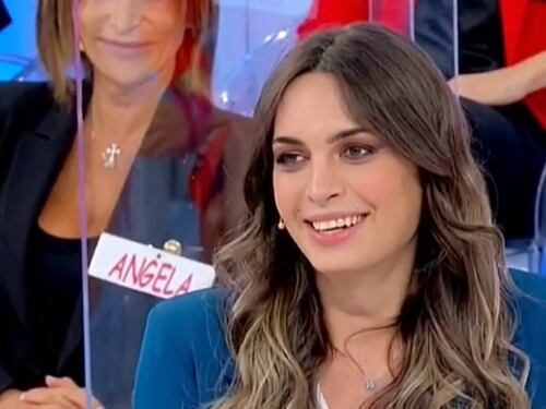 Bacio tra Andrea Nicole e Ciprian. Imbarazzo in studio: "La lingua non..."