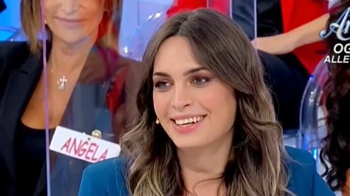 Bacio tra Andrea Nicole e Ciprian. Imbarazzo in studio: "La lingua non..."