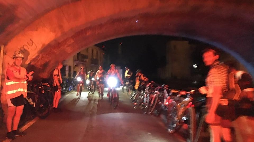 In bici al chiaro di luna fino a Morimondo tra Navigli e risotto