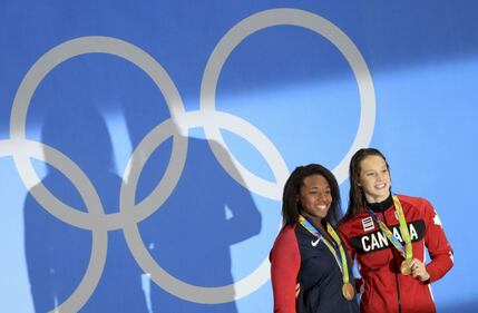 Simone Manuel fa la storia: prima afroamericana a vincere l'oro nel nuoto. Le lacrime di gioia 9