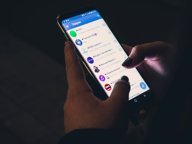Riferimenti a Hitler e contenuti antisemiti e razzisti: blitz della Digos di Firenze contro una rete neonazista su Telegram. Perquisiti tre giovanissimi
