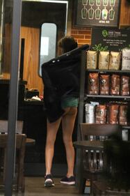 Scandalo a Hollywood: Alicia Arden mostra il lato b in un caffè 3