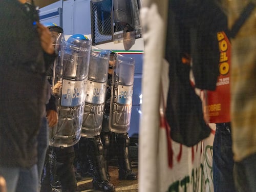 Torino, scontro tra antagonisti e polizia: cosa è successo