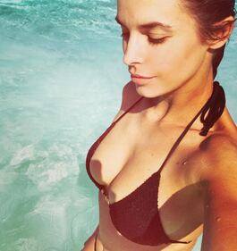 Elisabetta Canalis sexy in costume 1