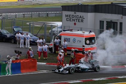 La Mercedes di Hamilton va in fiamme 1