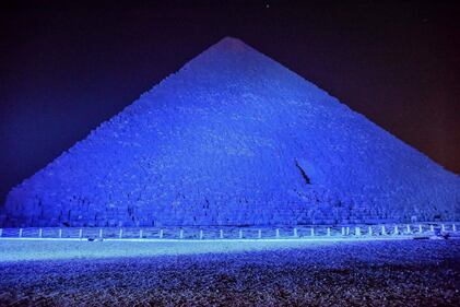 Le Piramidi si colorano di blu contro l'autismo 4