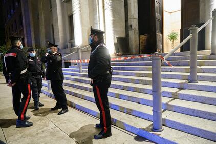 In fiamme il portone della sede dell'Istituto superiore di sanità 3