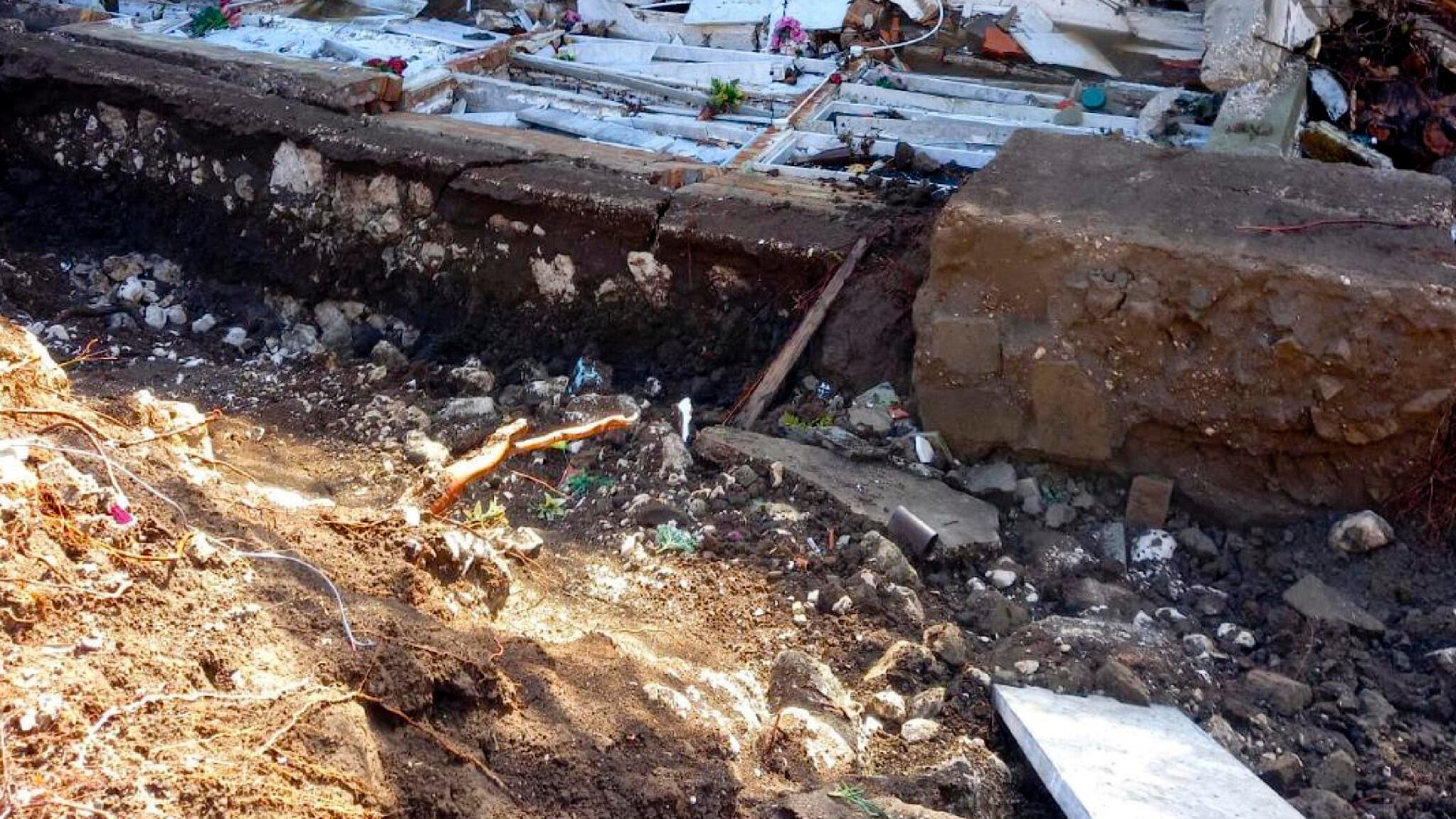L'orrore al cimitero: bare e urne finiscono nel torrente