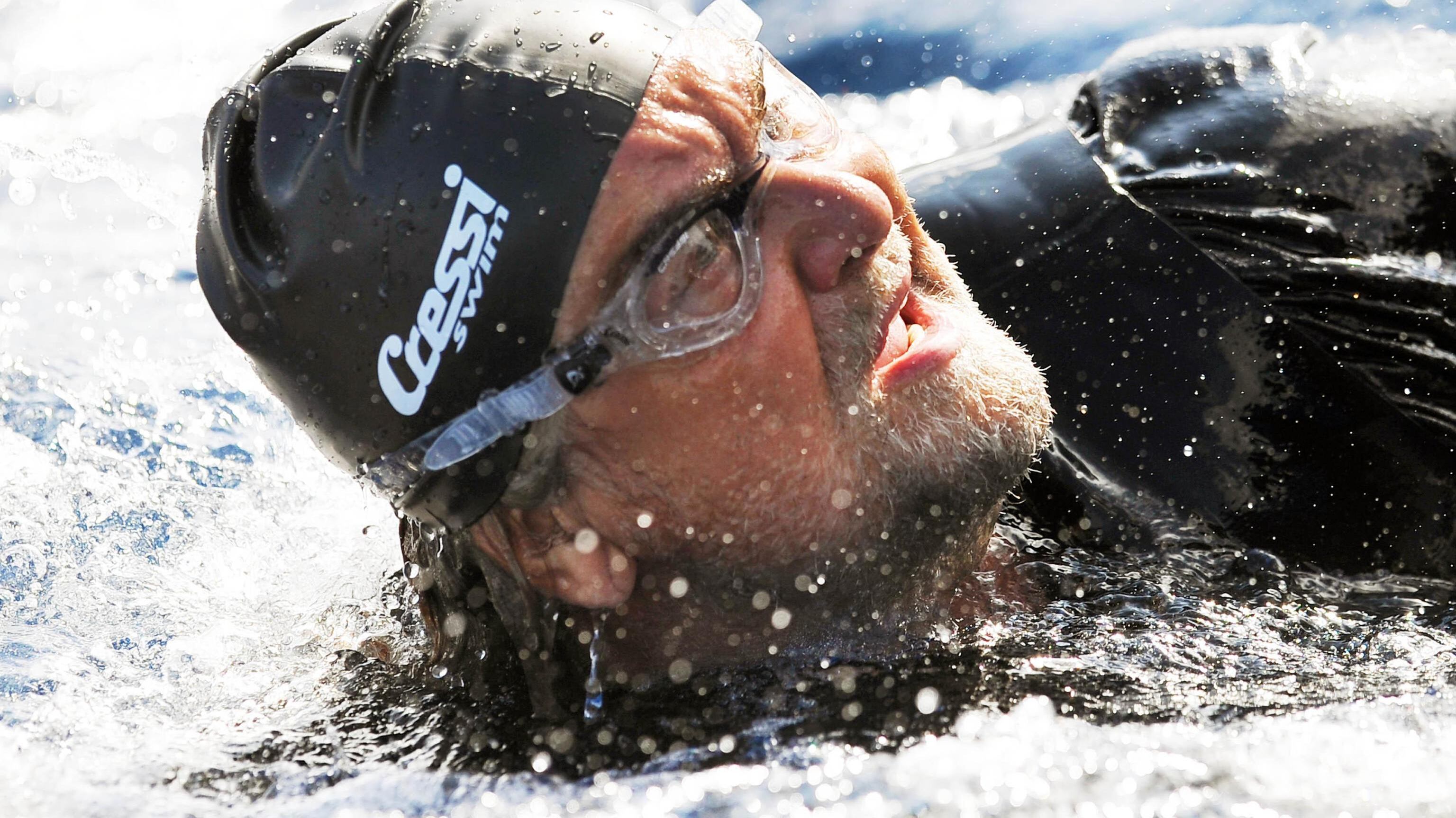 Grillo attraversa a nuoto lo Stretto di Messina