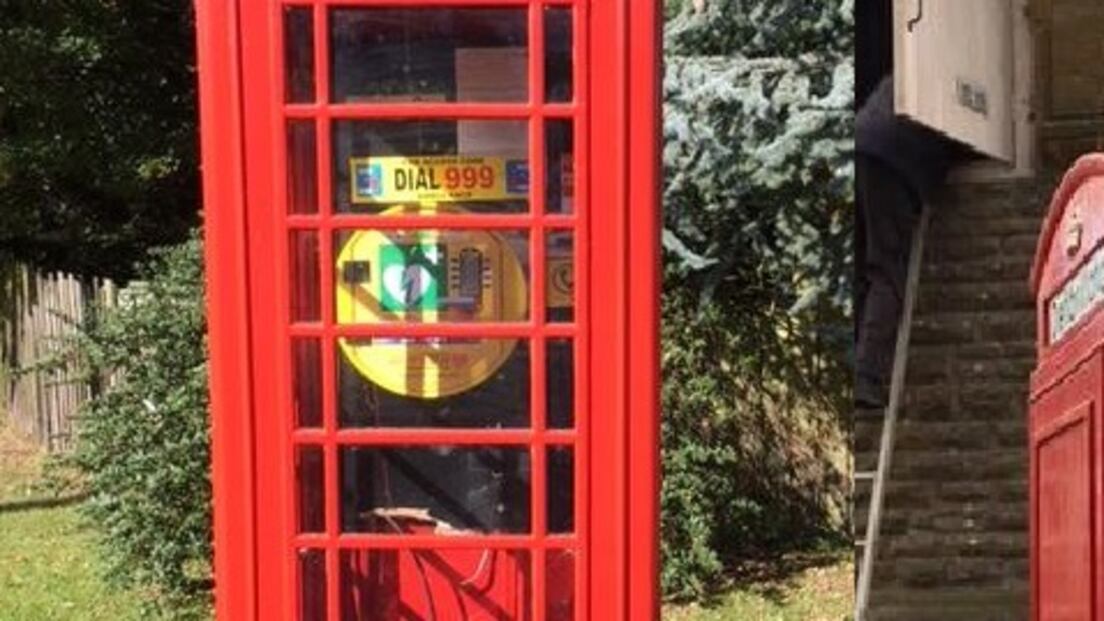 Londra, le vecchie cabine telefoniche ora ospitano i defibrillatori