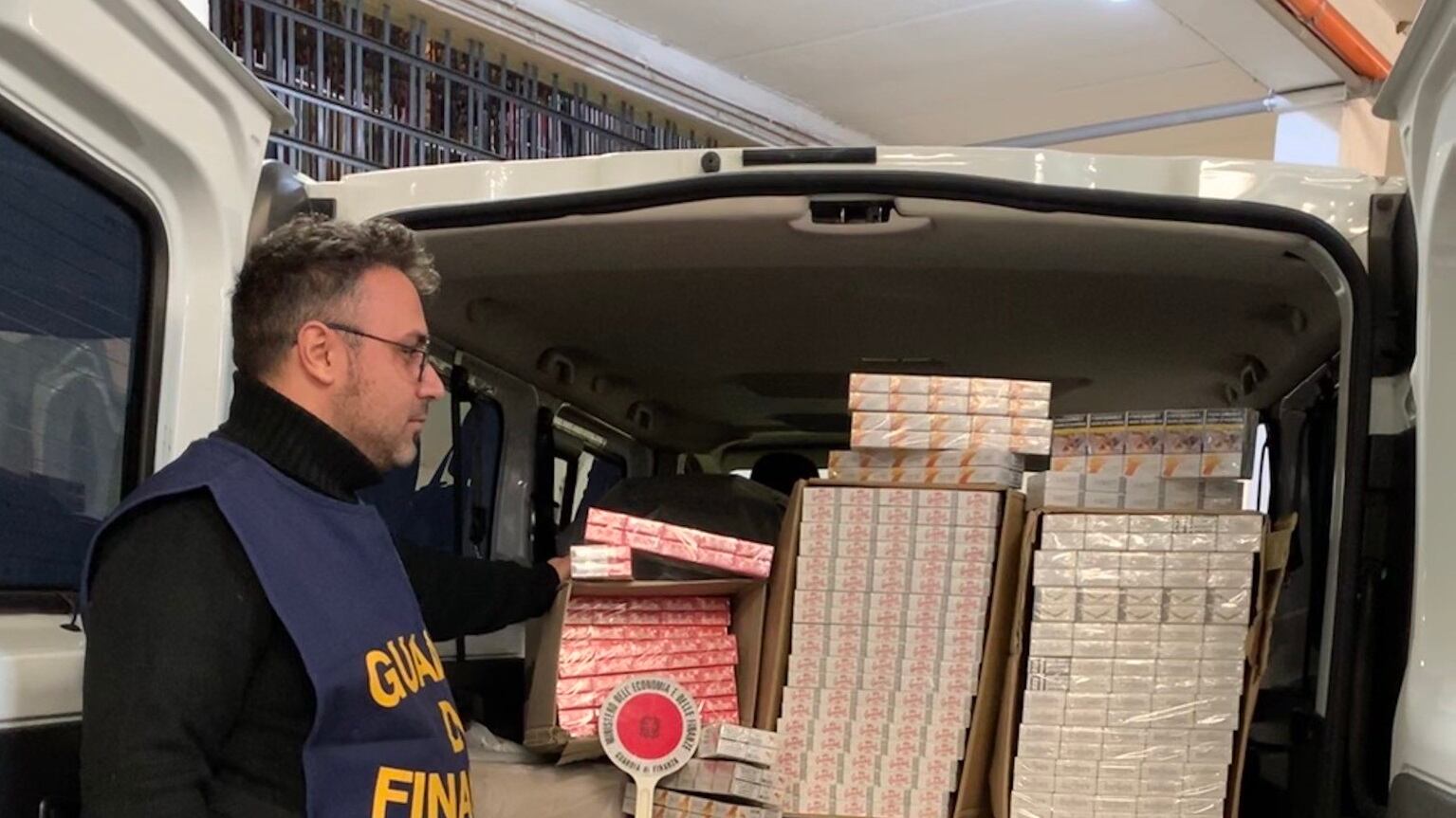 Sul furgone trasportava 268 chili di sigarette di contrabbando: arrestato