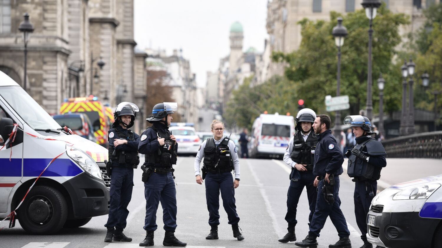 Parigi, strage alla sede della polizia: funzionario convertito all'Islam uccide 4 persone