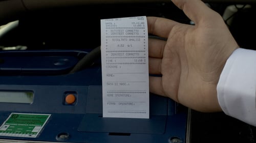 Udine, ubriaco alla guida si mangia lo scontrino dell'alcol test: arrestato
