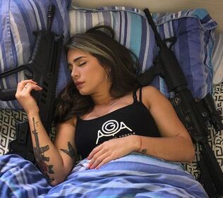 L'ex soldatessa israeliana in pose sexy con le sue armi 2