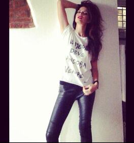 Laura Torrisi, sexy mamma in pantaloni di pelle 1