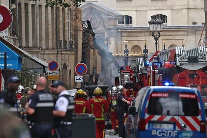 Violenta esplosione a Parigi: crolla la Paris American Academy 1