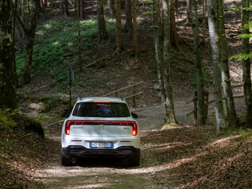 Nuova Mercedes-Benz GLB, il SUV elettrico a 7 posti brilla per efficienza: primo contatto su strada