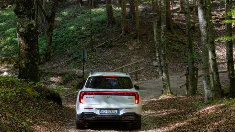 Nuova Mercedes-Benz GLB, il SUV elettrico a 7 posti brilla per efficienza: primo contatto su strada