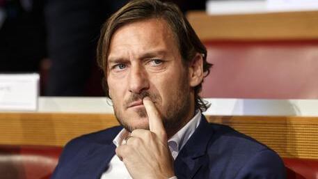 "Cimici e gps in auto". Totti accusa: polemica sugli investigatori