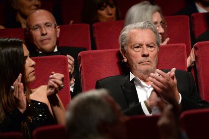 Alain Delon riceve la "Palma d'oro" al Festival di Cannes  6