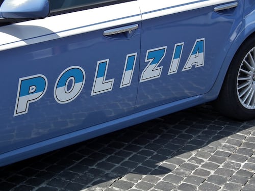 Scappa dalla polizia con 10 migranti a bordo, ricercato passeur a Trieste